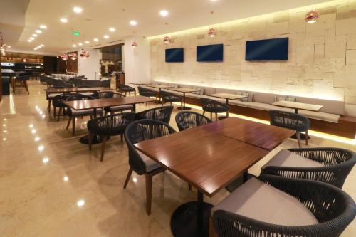 HOLIDAY INN MARINA & SUITES HOLIDAY INN MARINA & SUITES